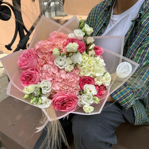 Осенний букет среднего размера (садовые розы, гортензии, эустомы, кустовые розы, стипа)