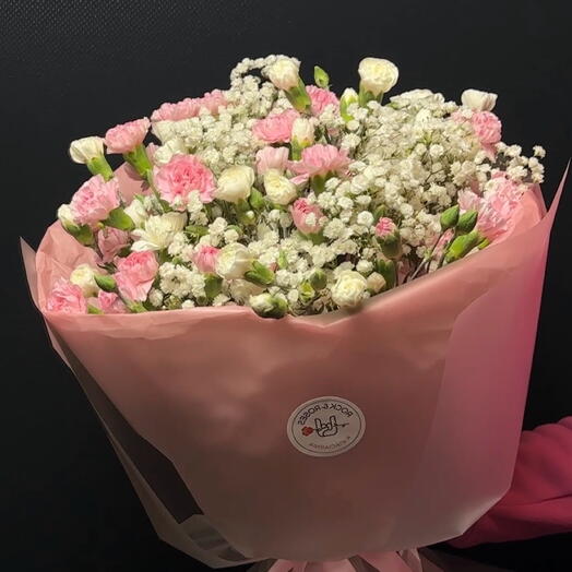 🌸 Mia - нәзік қызғылт спрей-гвоздиктер мен қардай аппақ гипсофила букеті