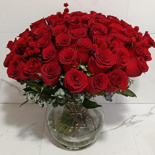 50 rosas rojas con eucalipto en florero