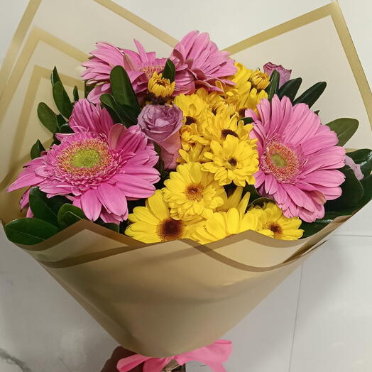 RAMO CON ROSAS LILA, GERBERAS, MARGARITAS AMARILLAS