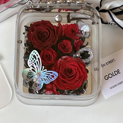 Luxurious gift item
Real rose flowers in handbag with decorative items