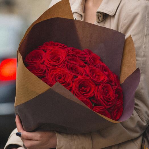 25 red roses in craft paper