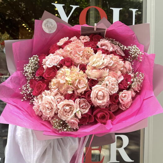 Букет "Прелестно в розовом" (25 ярко-розовых роз, розовые кустовые розы, розовые гортензии, дымка)