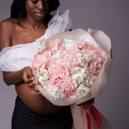 Чувствительные ощущения размера M (Французские розовые розы, розовые спрей-розы, гортензии, маттиолы)