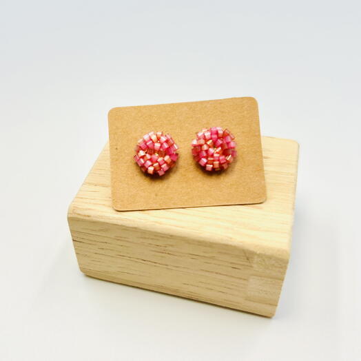 Piros színű gyöngyből készült fülbevalók