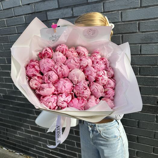 Букет из 31 розового пиона