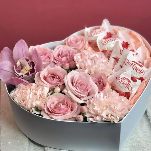 Коробка с цветами и Raffaelo