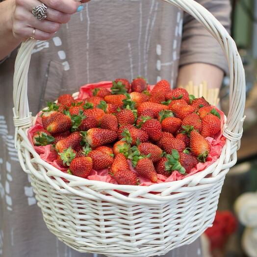Корзина с клубникой