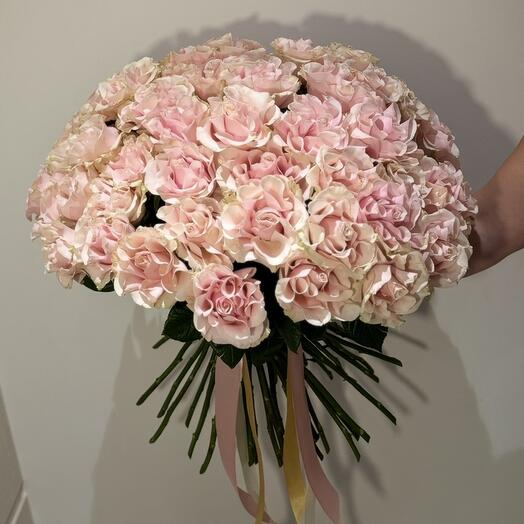 Pink mondial roses bouqet