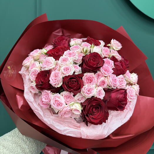 Rote Rosen mit Spray Rosen