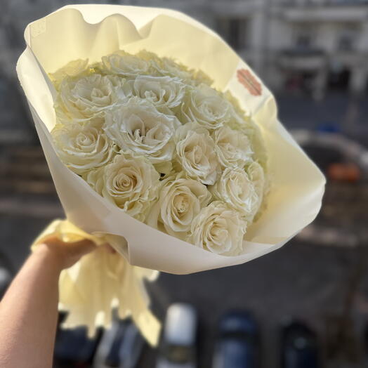 21  Fresh premium white roses