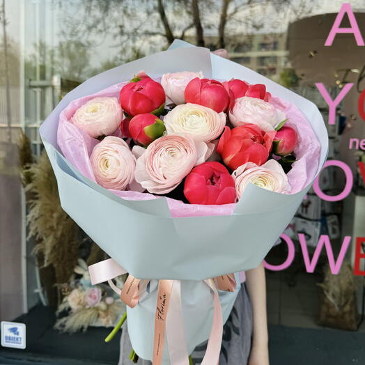 Bouquet di ranuncoli e peonie