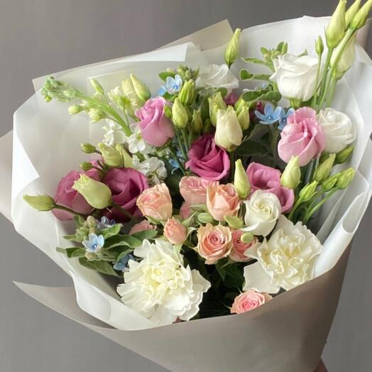 Invictus with spray roses and lisianthus