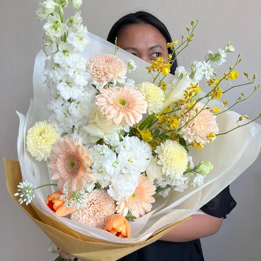White and peach bouquet size M