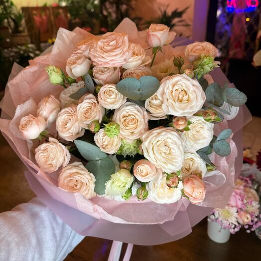 Bouquet of sprey roses with eustoma
