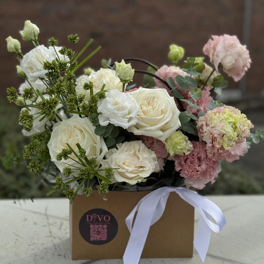 Floral handbag in shades of white and pink
