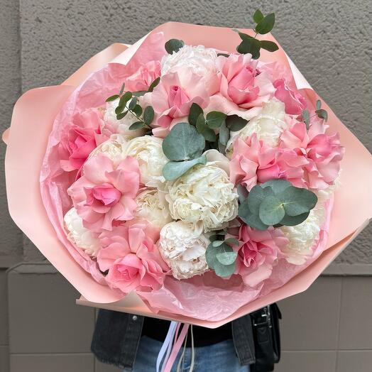 Большой букет пионов и французских роз