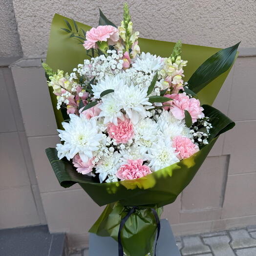 Bouquet for the final farewell in white and pink colors
