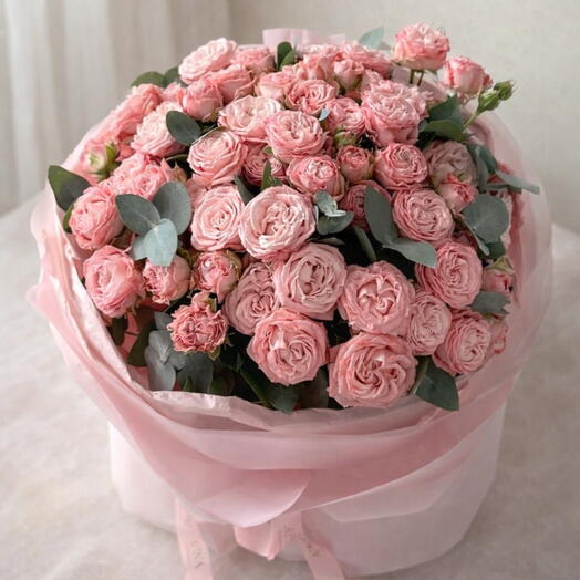 Авторский букет кустовых роз с эвкалиптом