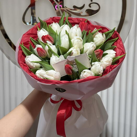 Bouquet di tulipani bianchi e rossi