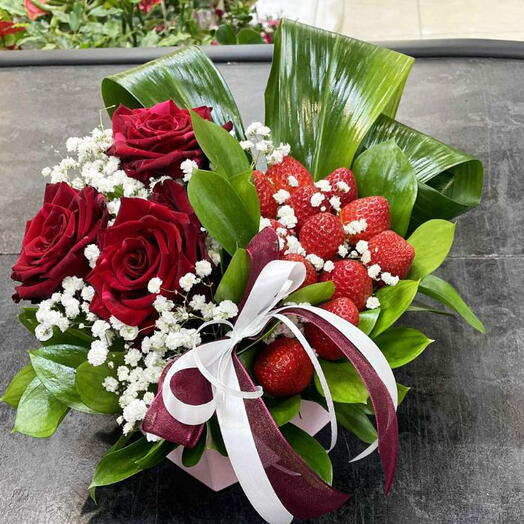 Strawberry and red roses bouquet