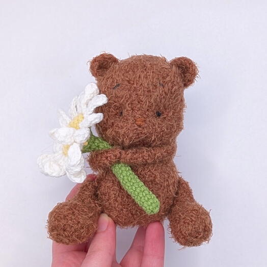 Teddy bear with a little daisy