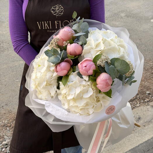 Delikatny bukiet z piwonii i hortensji