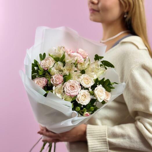 Bukiet roż w sprayu i alstromerii