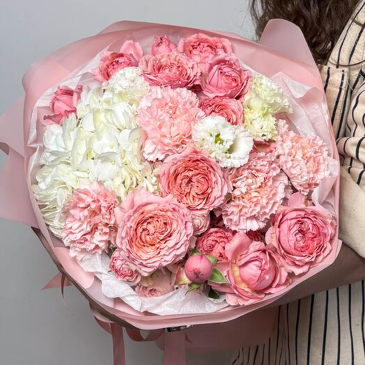 Bouquet with a bush rose