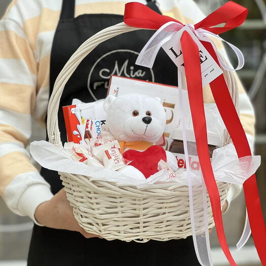 Подарочная корзина со сладостями, мягкая игрушка - 13