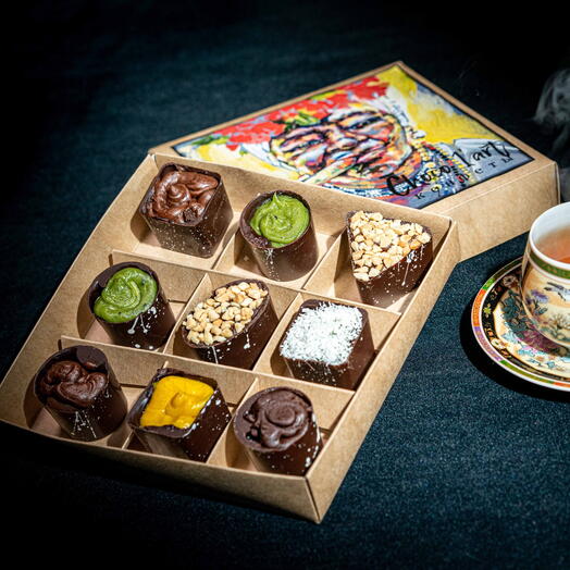 Set of 9 large chocolates Happy woman