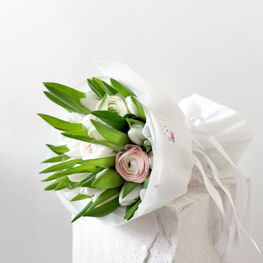 White tulips with light pink ranunculus