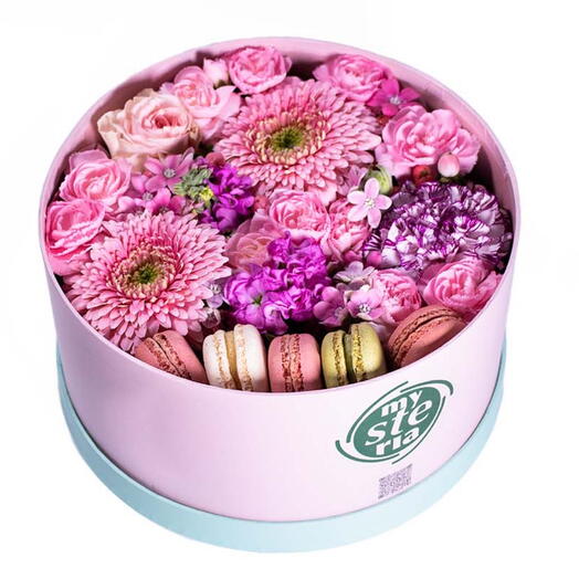 Růzove květiny s 5 makronkami