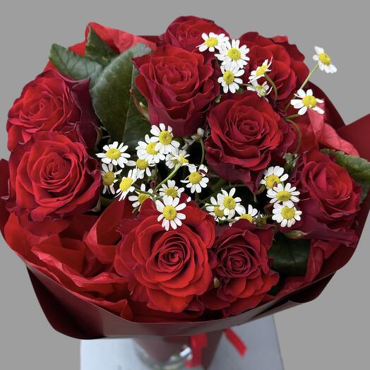 Bouquet of red roses and chamomile