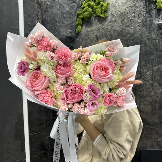 Букет "Нежный Лепесток" размера L (эустомы, кустовые розы, гортензии, садовые розы, гвоздики, сухоцветы)