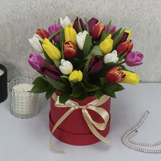 25 tulips in a round box