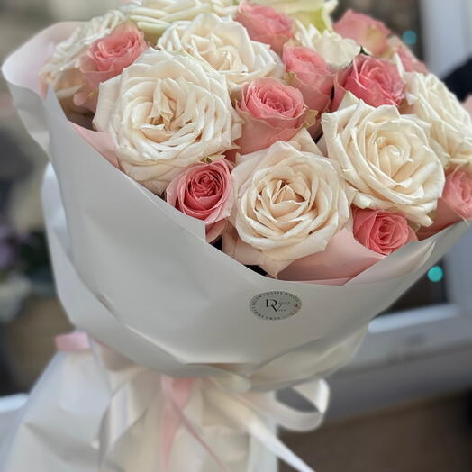 Pembe ve beyaz gül buketi