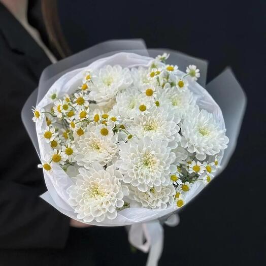 Букет из хризантем и ромашки