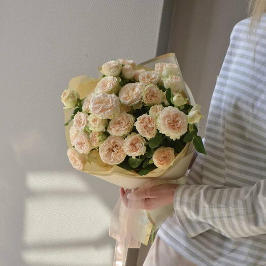 Воздушный букет кустовых роз «Lumen Tenerum»