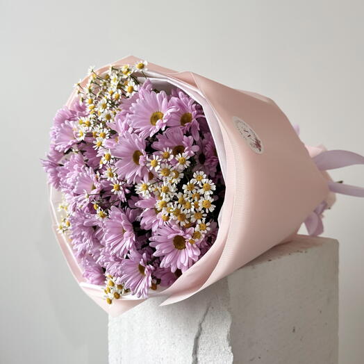 Purple chrysathemum with daisies