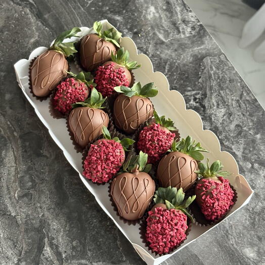 Клубника в молочном шоколаде, 12шт