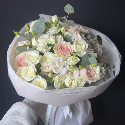 🌸 Нәзік романтика: Ақ   ашық қызғылт спрей-розалар эвкалиптпен