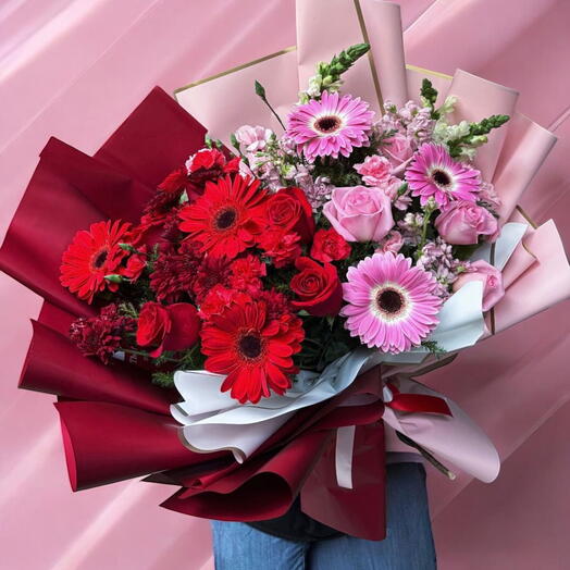 Ramo de rosas y gerberas, seccionado por color