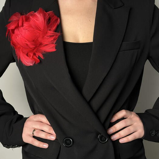 Брошь перо - алого цвета