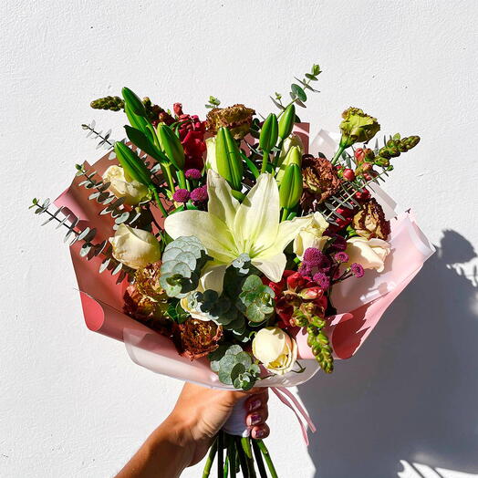 Ramo La Vida es Bella – Lirios Blancos, Rosas y Eucalipto | Arreglo Floral Elegante y Natural