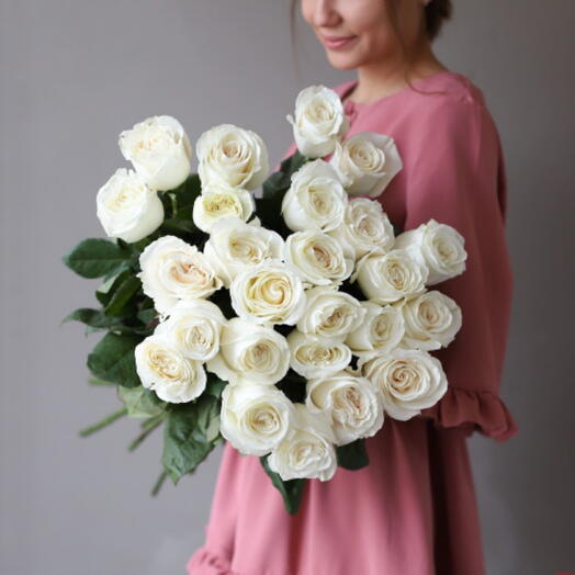 25 white roses