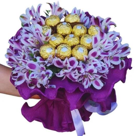 RAMO DE FLORES CON BOMBONES Y ASTROMELIAS