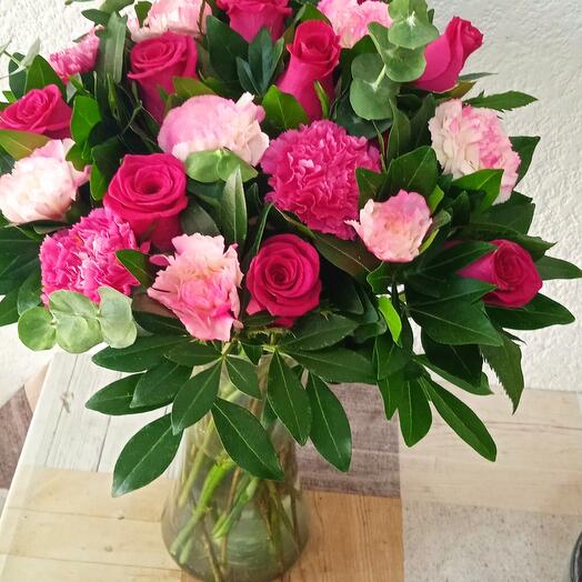 Rosas fiucsa y claveles