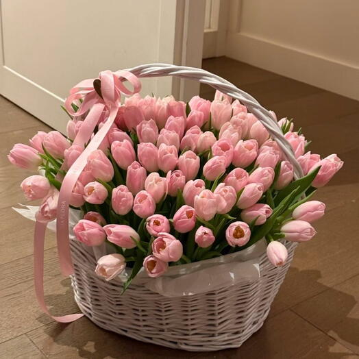 Tulipani in un cestino