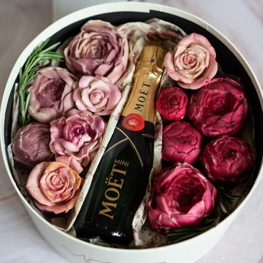 Gift box of marshmallow flowers with mini champagne